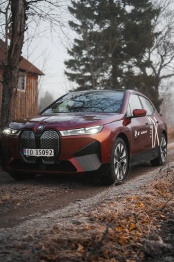 Tonsberg, Norveç - 9 Şubat 2022: siyah BMW ix xDrive40 yeni bir SUV elektrikli araba
