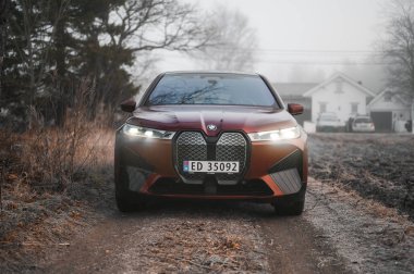 Tonsberg, Norveç - 9 Şubat 2022: siyah BMW ix xDrive40 yeni bir SUV elektrikli araba