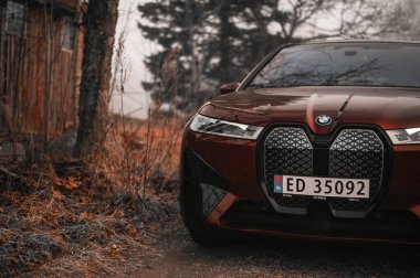 Tonsberg, Norveç - 9 Şubat 2022: siyah BMW ix xDrive40 yeni bir SUV elektrikli araba