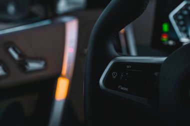 Tonsberg, Norveç - 9 Şubat 2022: siyah BMW ix xDrive40 yeni bir SUV elektrikli araba