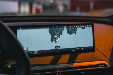 Tonsberg, Norveç - 9 Şubat 2022: siyah BMW ix xDrive40 yeni bir SUV elektrikli araba