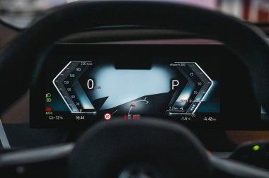 Tonsberg, Norveç - 9 Şubat 2022: siyah BMW ix xDrive40 yeni bir SUV elektrikli araba