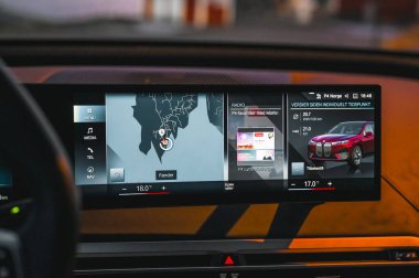 Tonsberg, Norveç - 9 Şubat 2022: siyah BMW ix xDrive40 yeni bir SUV elektrikli araba