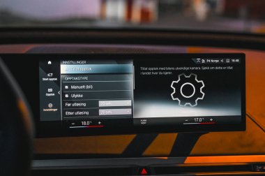 Tonsberg, Norveç - 9 Şubat 2022: siyah BMW ix xDrive40 yeni bir SUV elektrikli araba