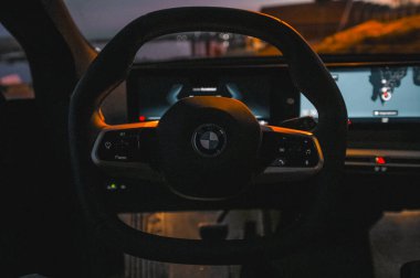 Tonsberg, Norveç - 9 Şubat 2022: siyah BMW ix xDrive40 yeni bir SUV elektrikli araba