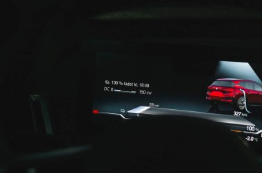 Tonsberg, Norveç - 9 Şubat 2022: siyah BMW ix xDrive40 yeni bir SUV elektrikli araba