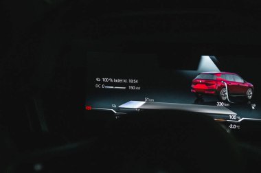 Tonsberg, Norveç - 9 Şubat 2022: siyah BMW ix xDrive40 yeni bir SUV elektrikli araba