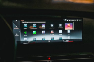 Tonsberg, Norveç - 9 Şubat 2022: siyah BMW ix xDrive40 yeni bir SUV elektrikli araba