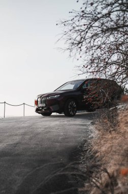 Tonsberg, Norveç - 9 Şubat 2022: siyah BMW ix xDrive40 yeni bir SUV elektrikli araba