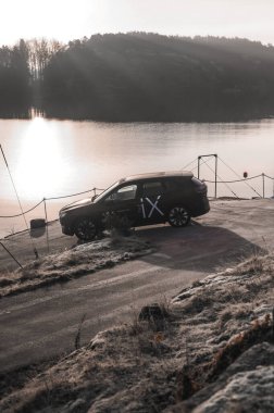 Tonsberg, Norveç - 9 Şubat 2022: siyah BMW ix xDrive40 yeni bir SUV elektrikli araba