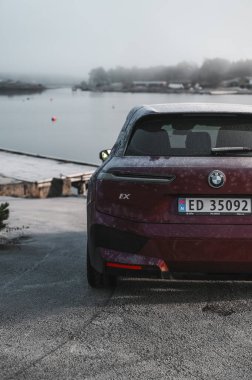 Tonsberg, Norveç - 9 Şubat 2022: siyah BMW ix xDrive40 yeni bir SUV elektrikli araba
