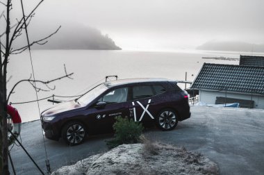 Tonsberg, Norveç - 9 Şubat 2022: siyah BMW ix xDrive40 yeni bir SUV elektrikli araba
