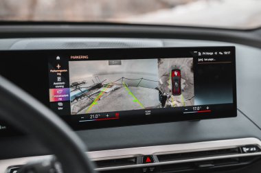 Tonsberg, Norveç - 9 Şubat 2022: siyah BMW ix xDrive40 yeni bir SUV elektrikli araba
