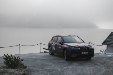 Tonsberg, Norveç - 9 Şubat 2022: siyah BMW ix xDrive40 yeni bir SUV elektrikli araba