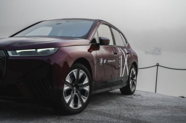 Tonsberg, Norveç - 9 Şubat 2022: siyah BMW ix xDrive40 yeni bir SUV elektrikli araba