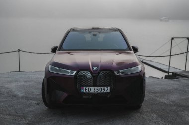 Tonsberg, Norveç - 9 Şubat 2022: siyah BMW ix xDrive40 yeni bir SUV elektrikli araba