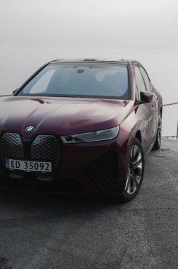 Tonsberg, Norveç - 9 Şubat 2022: siyah BMW ix xDrive40 yeni bir SUV elektrikli araba