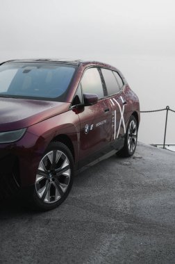 Tonsberg, Norveç - 9 Şubat 2022: siyah BMW ix xDrive40 yeni bir SUV elektrikli araba