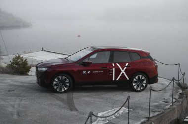 Tonsberg, Norveç - 9 Şubat 2022: siyah BMW ix xDrive40 yeni bir SUV elektrikli araba