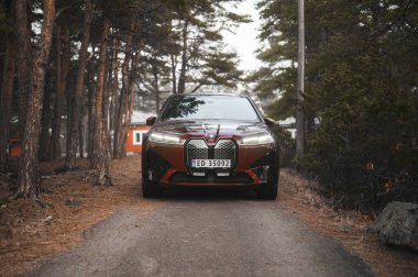 Tonsberg, Norveç - 9 Şubat 2022: siyah BMW ix xDrive40 yeni bir SUV elektrikli araba