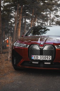 Tonsberg, Norveç - 9 Şubat 2022: siyah BMW ix xDrive40 yeni bir SUV elektrikli araba