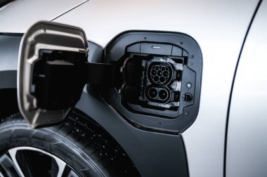 Tonsberg, Norveç - 19 Şubat 2022: gümüş renkli Toyota bZ4X yeni bir SUV elektrikli otomobil.