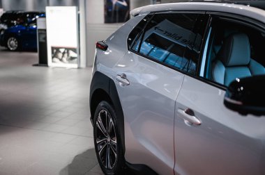 Tonsberg, Norveç - 19 Şubat 2022: gümüş renkli Toyota bZ4X yeni bir SUV elektrikli otomobil.