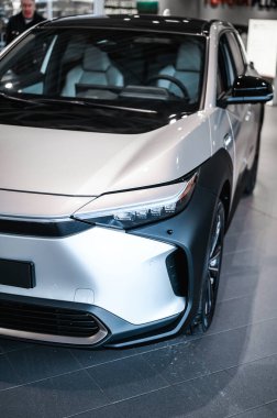 Tonsberg, Norveç - 19 Şubat 2022: gümüş renkli Toyota bZ4X yeni bir SUV elektrikli otomobil.