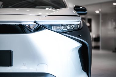 Tonsberg, Norveç - 19 Şubat 2022: gümüş renkli Toyota bZ4X yeni bir SUV elektrikli otomobil.