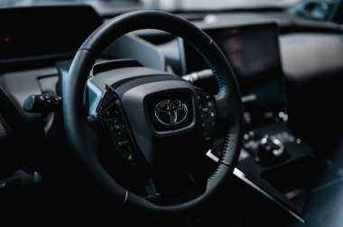 Tonsberg, Norveç - 19 Şubat 2022: gümüş renkli Toyota bZ4X yeni bir SUV elektrikli otomobil.