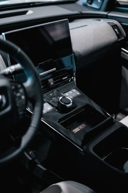 Tonsberg, Norveç - 19 Şubat 2022: gümüş renkli Toyota bZ4X yeni bir SUV elektrikli otomobil.