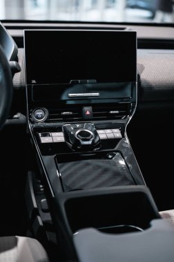Tonsberg, Norveç - 19 Şubat 2022: gümüş renkli Toyota bZ4X yeni bir SUV elektrikli otomobil.