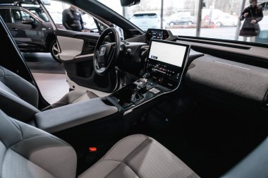 Tonsberg, Norveç - 19 Şubat 2022: gümüş renkli Toyota bZ4X yeni bir SUV elektrikli otomobil.