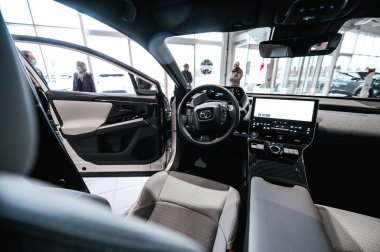 Tonsberg, Norveç - 19 Şubat 2022: gümüş renkli Toyota bZ4X yeni bir SUV elektrikli otomobil.