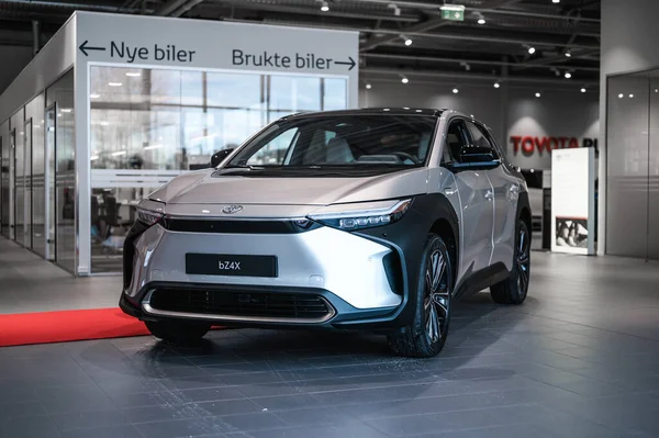 Tonsberg, Norveç - 19 Şubat 2022: gümüş renkli Toyota bZ4X yeni bir SUV elektrikli otomobil.