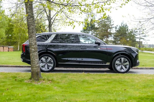 Notteroy Norway May 2022 Black Electric Suv Hongqi Green Foilage — Stock fotografie