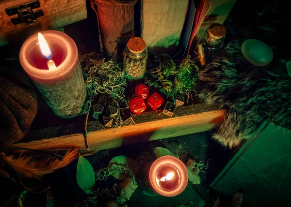 Ein Düsteres Bild Von Rollenspiel Würfeln Entzündete Kerzen Und Alte — Stockfoto