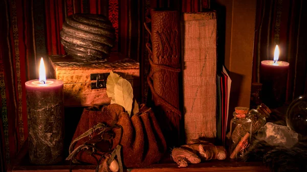 Eski kitapların, yanan mumların ve diğer büyü malzemelerinin durgun yaşamı