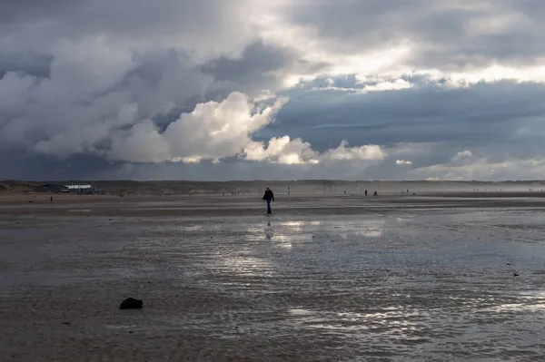 Ijmuiden Holanda Novembro 2021 Homem Caminhando Praia Dia Inverno Nublado — Fotografia de Stock