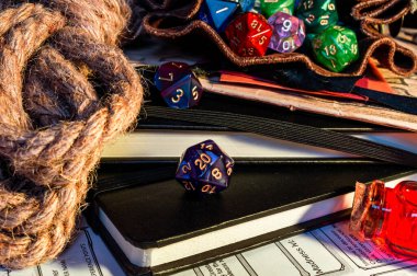 Mor 20 kenarlı rol yapan bir oyuncunun yakın plan görüntüsü siyah bir defterde ölür.