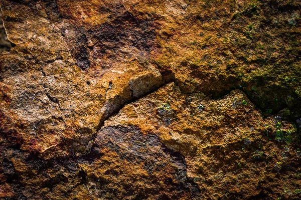 Turuncu Yeşil Yosunlu Kaya Yapısının Arkaplan Görüntüsü — Stok fotoğraf