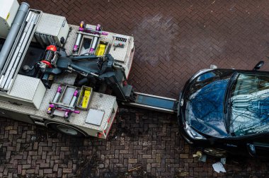 Amsterdam, Hollanda 25 Şubat 2022. Bir araba Amsterdam, Hollanda 'da çekiliyor.