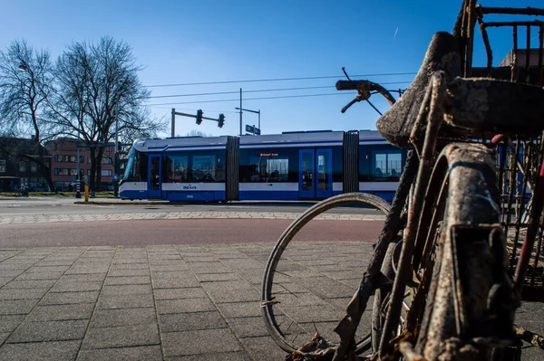 Bild Amsterdams Spårvagn Med Cykelvrak Förgrunden — Stockfoto