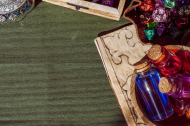 Zeytin yeşili bir yüzey üzerinde iksirlerin ve çok renkli zarların genel görünümü