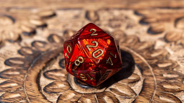 Imagem Close Vermelho Lados Rpg Morrer Uma Superfície Madeira — Fotografia de Stock