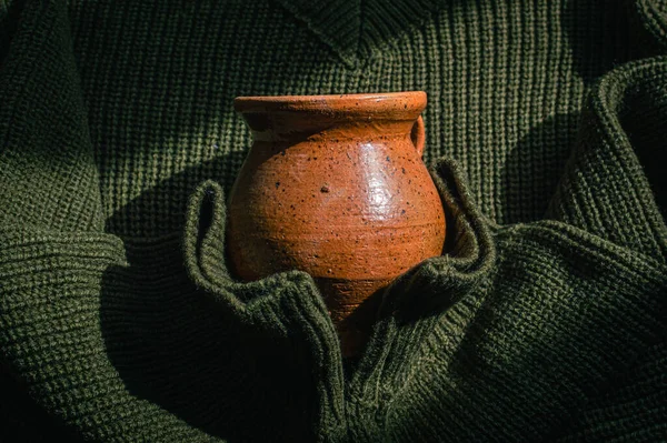 Kép Egy Kötött Katonai Zöld Pulóverről Kerámia Csészével Kezében — Stock Fotó