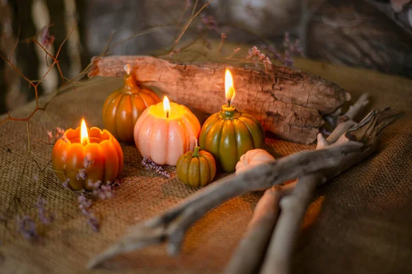 Świece Kształcie Dyń Halloween Białe Złote Dynie Zapalone Świece Magiczna — Zdjęcie stockowe