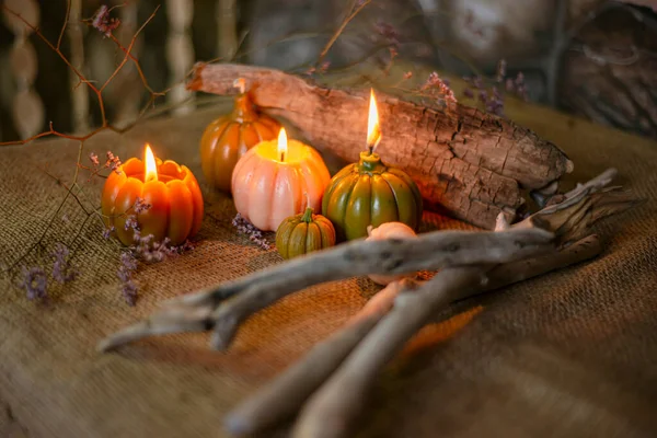 Ljus Med Formen Pumpor För Halloween Vita Gyllene Pumpor Och — Stockfoto