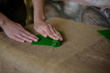 Elle mum yapmak, Revushka evde çok renkli mumlar yapmak, karantina altında küçük bir iş geliştirmek.