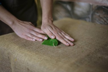 Elle mum yapmak, Revushka evde çok renkli mumlar yapmak, karantina altında küçük bir iş geliştirmek.